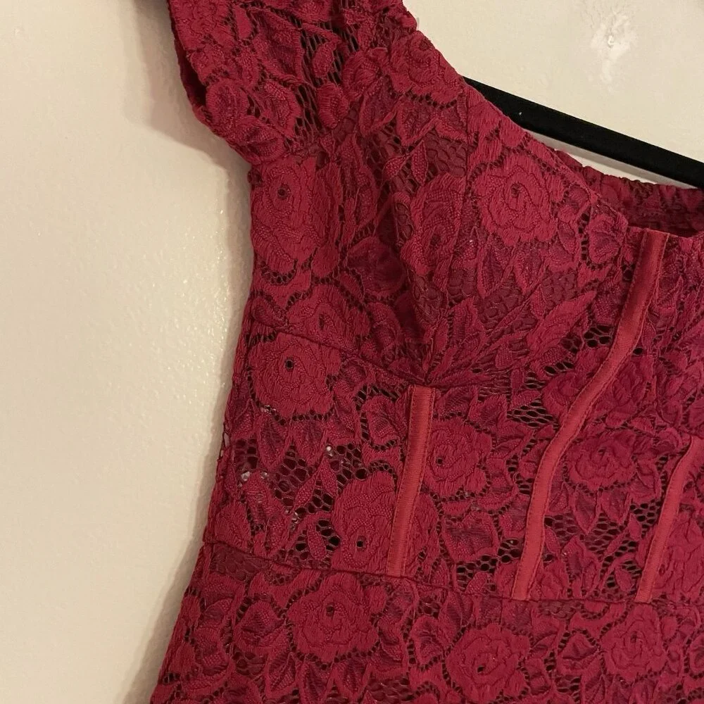 Lulus Women XS Flirty Thoughts Wine Red Lace Off-The-Shoulder Bodycon Dress NWT - Picture 5 of 12